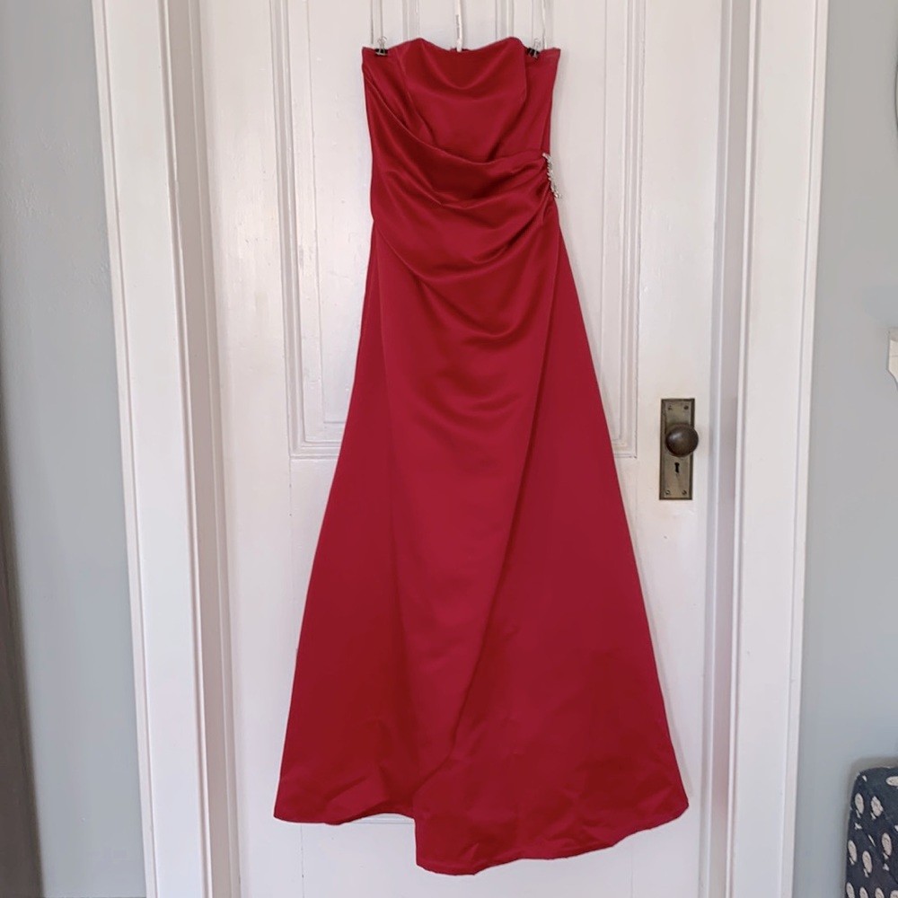 David’s Bridal Red Bridesmaid Party Strapless Satin Dress. Size 6.